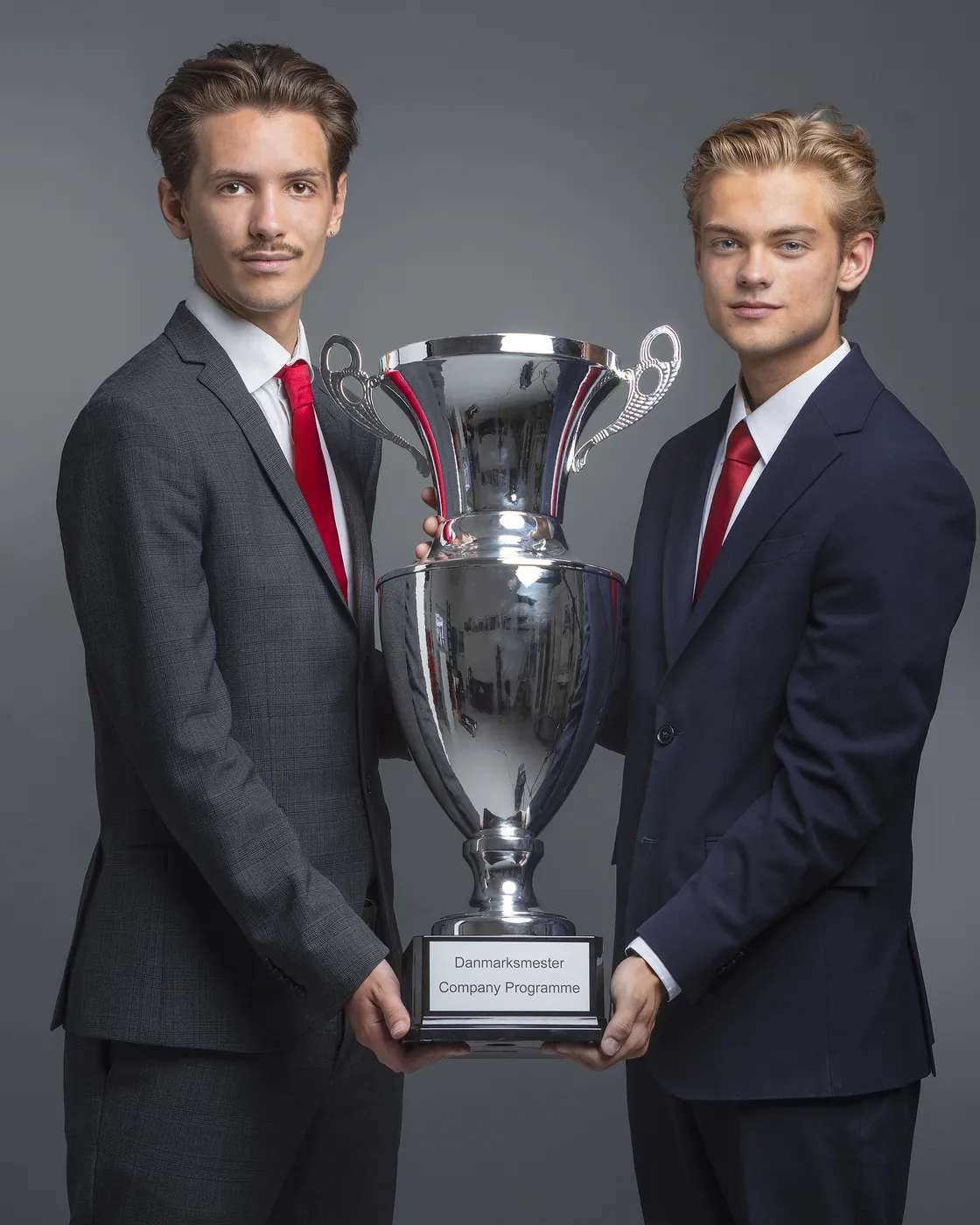 Asger Heinricy og Oscar Alexander Benzon med pokalen fra DM i Entreprenørskab 2026